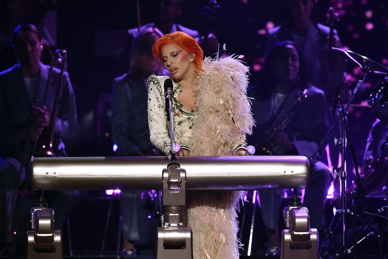 articles/2016/02/15/lady-gaga-s-perfect-david-bowie-tribute/160215-fallon-gaga-bowie-embed_hf2bqn