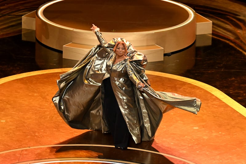 Queen Latifah performing "Ease on Down the Road"