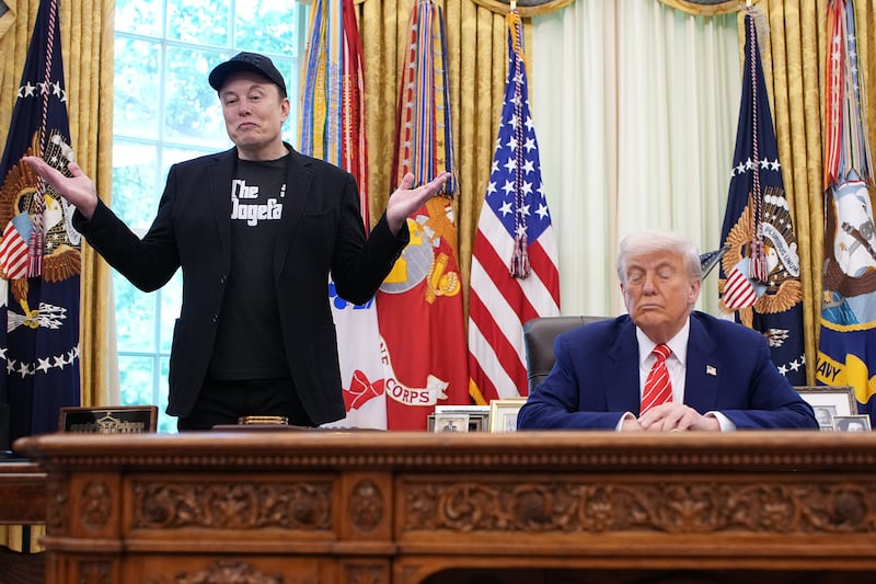 Elon Musk (L) and Donald Trump (R)