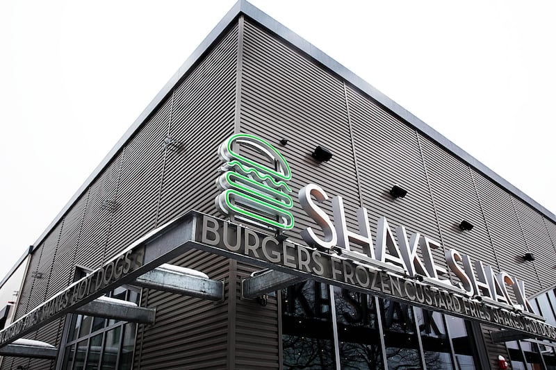 articles/2013/07/30/london-s-american-burger-battle-shake-shack-vs-five-guys/130727-hines-burgers-tease_fpwg4h