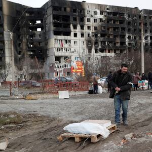 2022-03-17T201541Z_929584557_RC2A4T9DA6KI_RTRMADP_3_UKRAINIE-CRISIS-MARIUPOL_a2saix