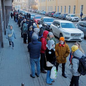 2022-02-27T135856Z_1554373459_RC2CSS97AMHO_RTRMADP_3_UKRAINE-CRISIS-RUSSIA-BANKS_guviob