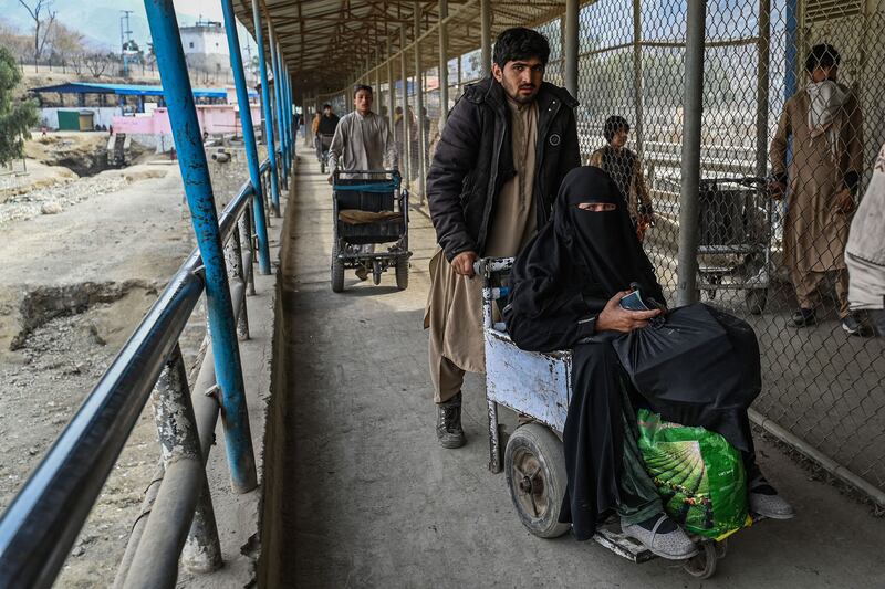 A picture of Afghans arriving from Pakistan in Torkham. 