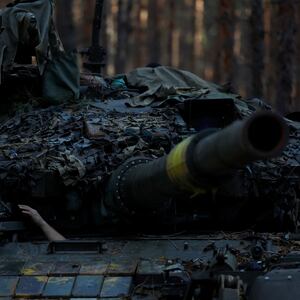 2022-10-15T000000Z_457229721_RC2P1X9IVU8S_RTRMADP_3_UKRAINE-CRISIS-FRONTLINE-TANKS_eswnhl