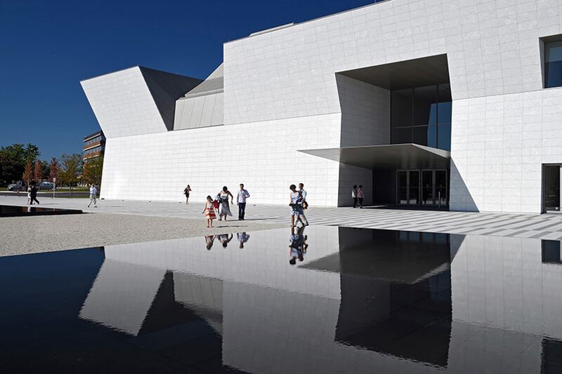 articles/2014/09/16/inside-america-s-first-islamic-art-museum/140915-govani-museum-embed1_w7vd42
