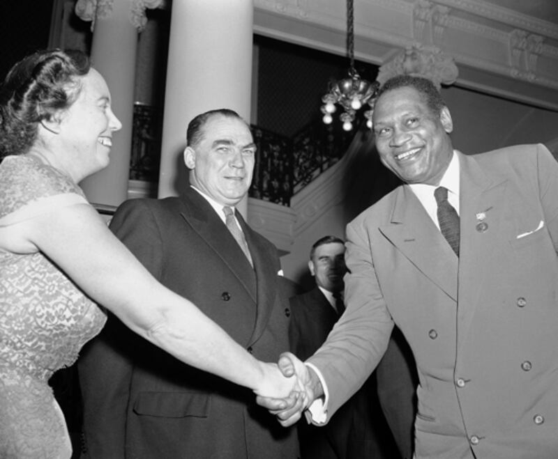 galleries/2011/02/23/stars-who-hang-with-dictators/stars-and-dictators---robeson-soviets_c13pna