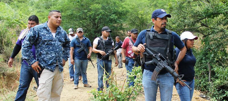 articles/2015/09/15/inside-a-mexican-vigilante-drug-bust/150914-kryt-drug-bust-embed2_dip1h5