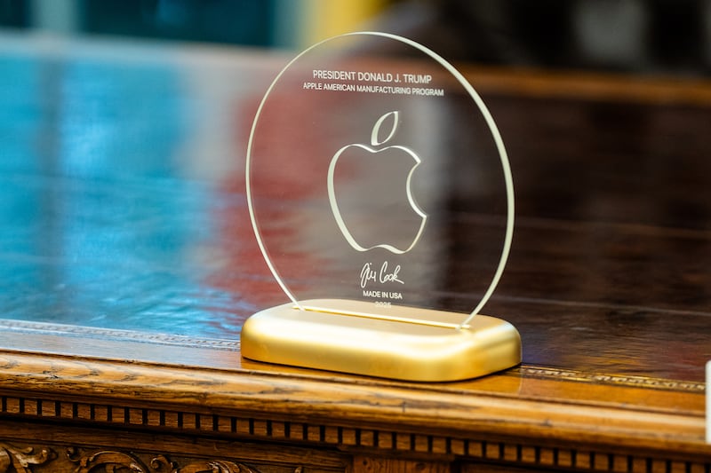Apple CEO Tim Cook’s gift to President Donald Trump on Thursday was a plaque with a gold base.