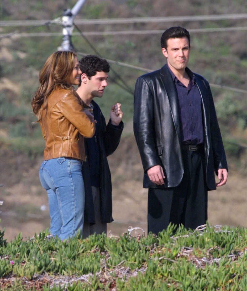 Actor Ben Affleck (R) and singer/actress Jennifer Lopez film a scene for their upcoming movie, "Gigli"