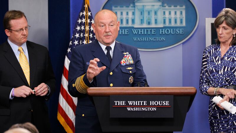 Commander Admiral Thad Allen (C).