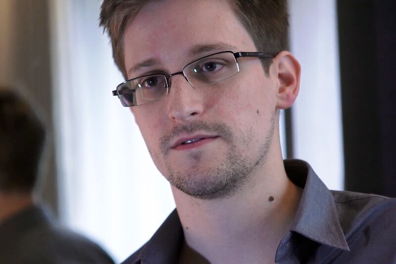 articles/2013/06/10/edward-snowden-we-love-you-why-we-should-resist-the-hero-worship/130609-snowden-fan-club-moynihan-tease_mr9ifc