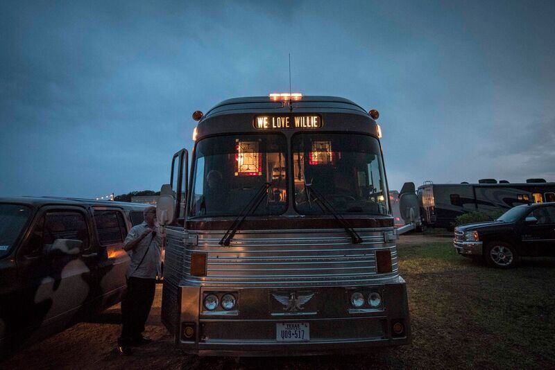 articles/2016/03/19/inside-willie-nelson-s-epic-pot-party/160319-joiner-willie-embed-6_rgnzsg