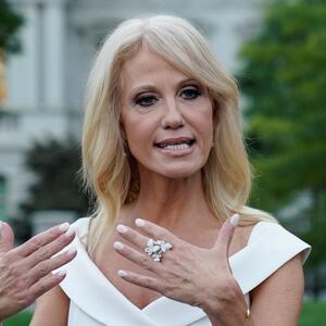 2020-08-27T014239Z_1650353784_RC2ZLI90DPTO_RTRMADP_3_USA-TRUMP-CONWAY_nzuaqk