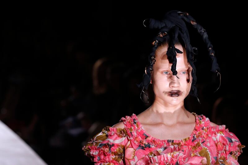 articles/2013/09/28/commes-de-garcons-spring-summer-2014/130928-garcons-embed_o5emf4