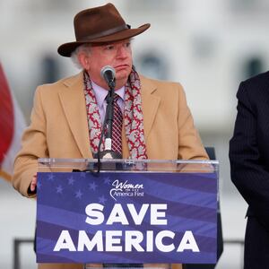 2021-09-21T211935Z_827101506_RC2F2L9Y88DR_RTRMADP_3_USA-TRUMP_oudoer