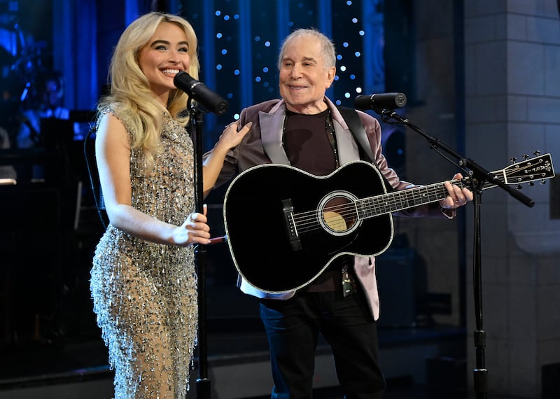 Sabrina Carpenter and Paul Simon perform "Homeward Bound"