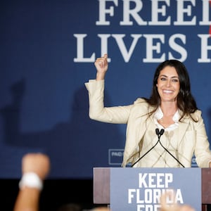 2022-08-25T025248Z_1827003803_RC2B3W9QIZWX_RTRMADP_3_USA-ELECTION-FLORIDA_zmcctw
