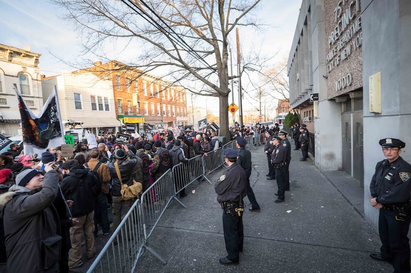 galleries/2014/12/27/marching-in-memory-of-akai-gurley/141227-brooklyn-protest4_vhleri