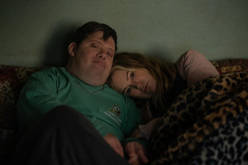 Zack Gottsagen as Kenny and Jennifer Jason Leigh as Doreen