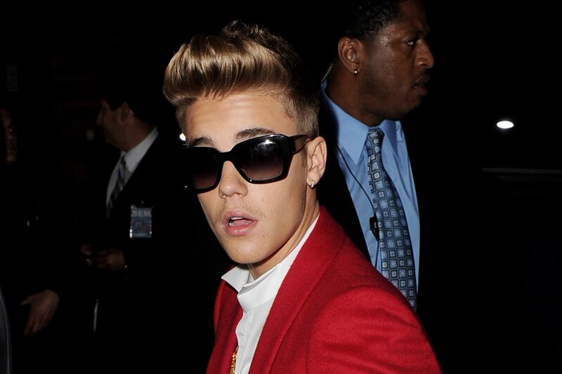 articles/2014/01/14/inside-the-justin-bieber-raid-and-the-impromptu-belieb-egg-hunt/140114-bieber-detained-cheat_aonovj