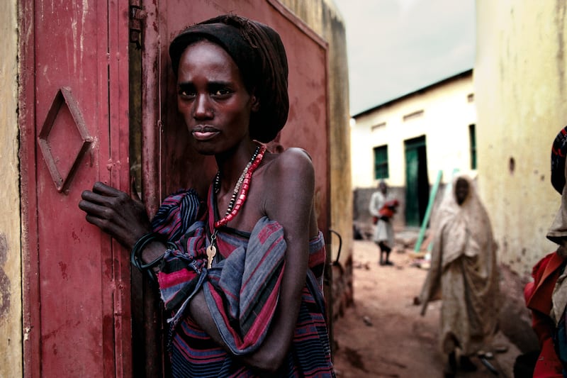 galleries/2015/11/14/love-and-war-through-peter-turnley-s-lens-photos/151113-love-war11_nw9j7y