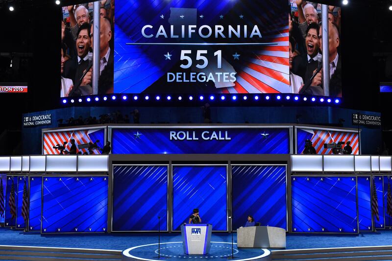 articles/2016/07/26/bernie-sanders-fans-contemplate-the-unthinkable-voting-for-hillary-clinton/160726-woodruff-kucinich-gideon-roll-call-embed-2_equuhj