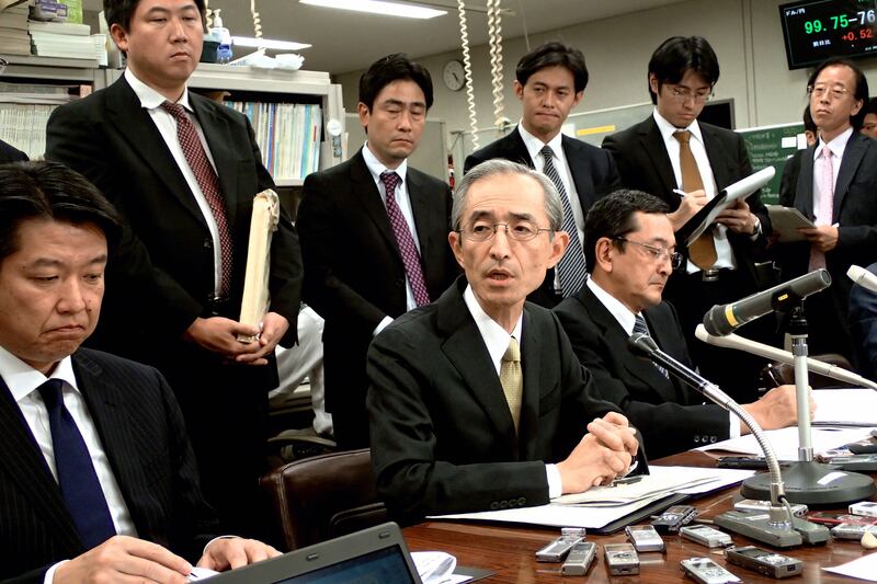 articles/2013/11/27/japan-s-mega-banks-have-mega-yakuza-trouble/131125-japan-bank-tease_lps5j7