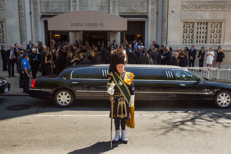 articles/2014/09/08/inside-joan-rivers-funeral-laughs-tears-howard-stern-hugh-jackman-and-new-york-new-york-on-bagpipes/140908-teeman-rivers-embed1_msmyhb
