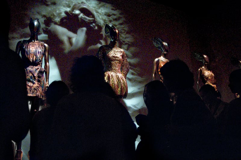 articles/2011/08/03/alexander-mcqueen-at-metropolitan-museum-are-the-crowds-worth-it/crownds-mcqueen-met_kvi09b