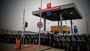 2021-11-16T155126Z_1312518500_RC2RVQ9YNT7W_RTRMADP_3_EUROPE-MIGRANTS-BELARUS-POLAND_anv0b3