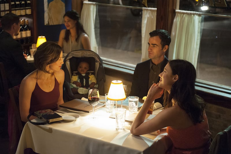 articles/2015/10/01/justin-theroux-beyond-the-tabloids-and-to-the-leftovers/150930-fallon-theroux2-embed_oanxci
