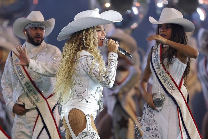 Beyoncé performs with daughter, Blue Ivy, during the halftime show for the game between the Baltimore Ravens and the Houston Texans