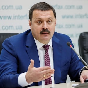 2019-10-09T130215Z_559536406_RC1D42D6D1D0_RTRMADP_3_USA-TRUMP-WHISTLEBLOWER-UKRAINE_cq4bh9