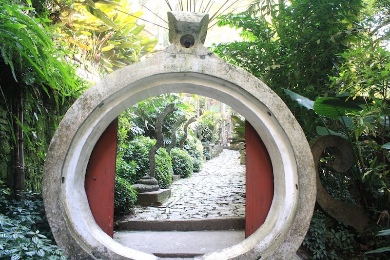 articles/2016/10/29/a-royal-wizard-s-psychedlic-palace-in-the-mexican-jungle/161028-Connor-surrealist-rainforrest-embed-2_zbplog