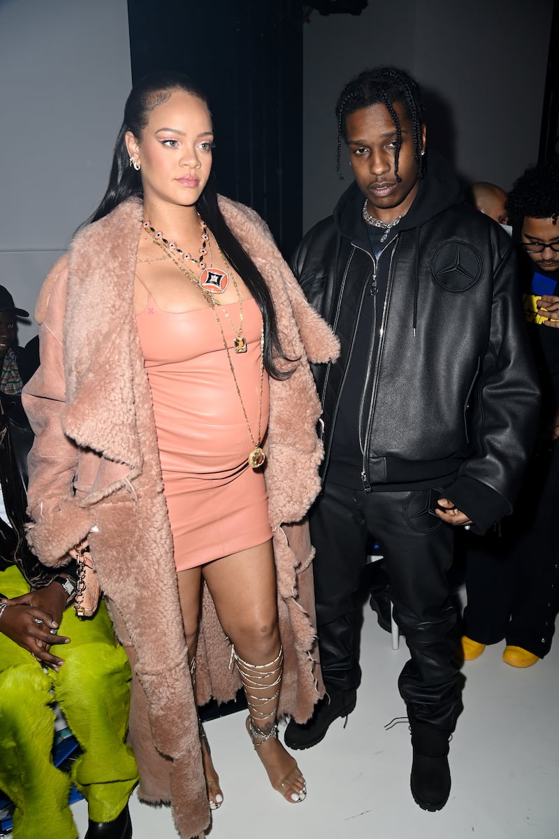 220304-rihanna-pregnancy-embed-2_ffcgcq