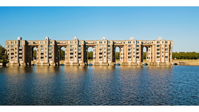 -Arcades_du_Lac_France_Ricardo_Bofill_Taller_Arquitectura_00_qdpajs