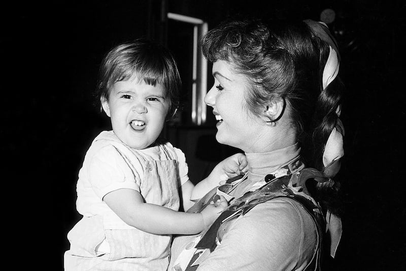 articles/2016/12/27/tina-fey-remembers-carrie-fisher-s-legendary-30-rock-performance-and-razor-sharp-wit/161227-carrie-fisher-gal-9_1024_zlhgbl