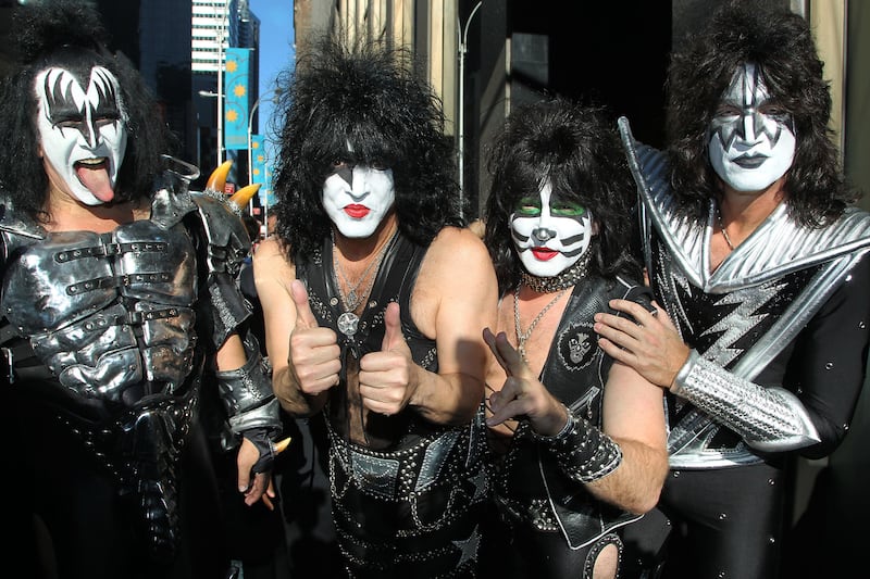 galleries/2013/05/13/men-in-makeup-throughout-time-photos/men-in-makeup-kiss_qwrav5