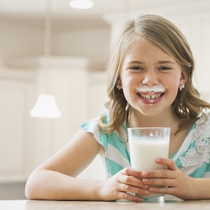 articles/2014/04/08/the-raw-milk-movement-is-gaining-traction-but-the-dangers-far-outweigh-benefits/140407-saunders-milk-tease_k3hnq8
