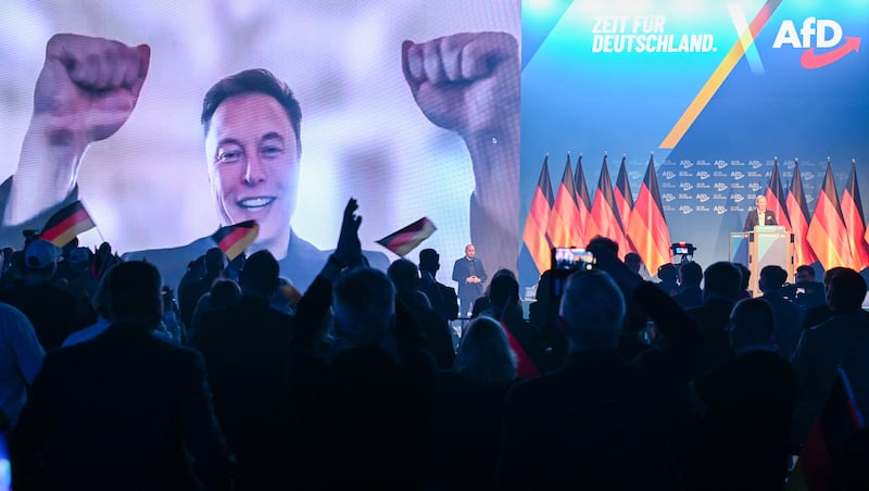US billionaire Elon Musk talks to Alice Weidel (r), Federal Chairwoman of the AfD, at the AfD's election campaign launch via a video overlay.