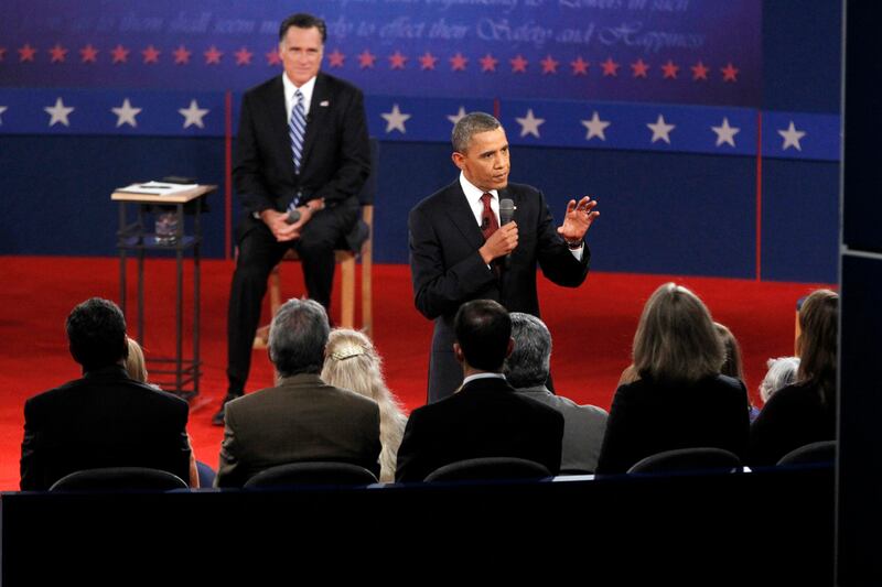 articles/2012/10/17/obama-wins-second-debate-but-romney-scores-with-centrist-likable-storyline/crowd-watches-barack-mitt-background_xbf9gr